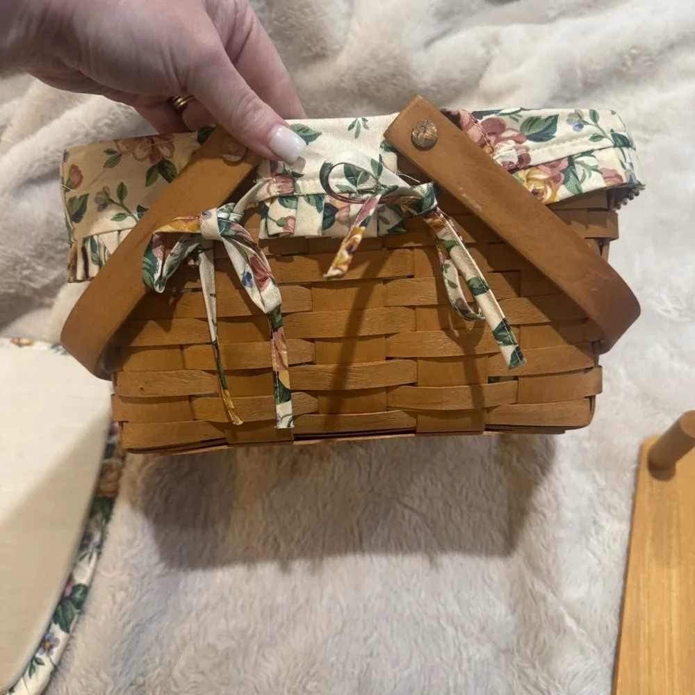 1997 LONGABERGER WOVEN TRADITIONS CAKE BASKET COMBO W/LINER PROTECTOR PAD LID